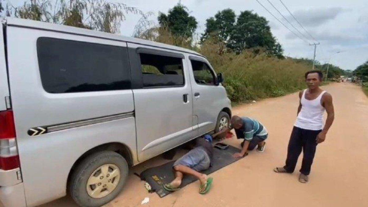 Mobil rusak milik pemudik asal Muara Bungo Jambi. Perjalanan pemnudik ini terhambat selama 17 jam di Jembatan Sungai Teras BTS Ulu Jalur Alternatif PALI- Musirawas.