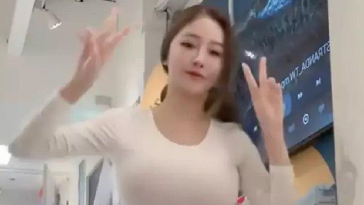Model OnlyFans memutuskan untuk melakukan aksi mesumnya di IKEA.