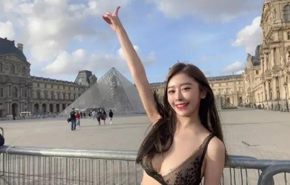 Model Onlyfans membuat heboh saat berpose dengan bra di luar museum Louvre di Paris, Prancis, pada tahun 2022.