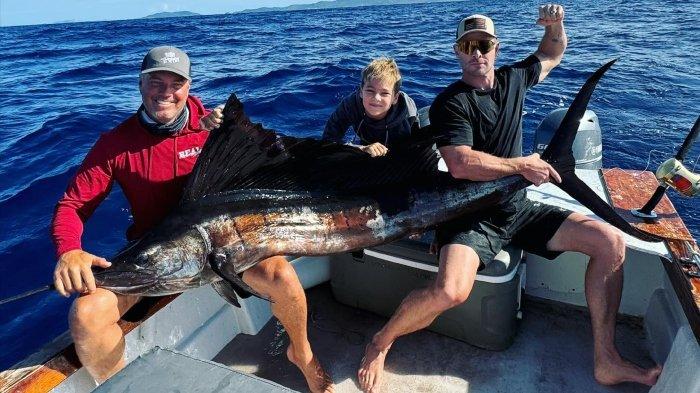 Momen Chris Hemsworth liburan memancing bersama Elsa Pataky dan anak-anaknya.