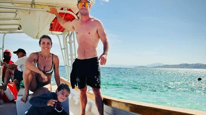 Momen Chris Hemsworth liburan memancing bersama Elsa Pataky dan anak-anaknya.