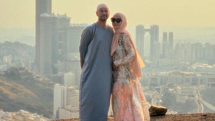 Momen Raffi Ahmad dan Nagita Slavina di Mekkah saat ibadah haji.