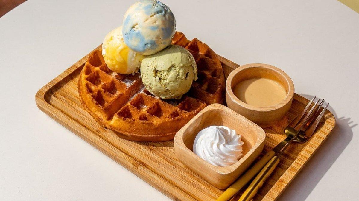 Momolato, satu kafe terbaik di Haji Lane Singapura buat makan malam.