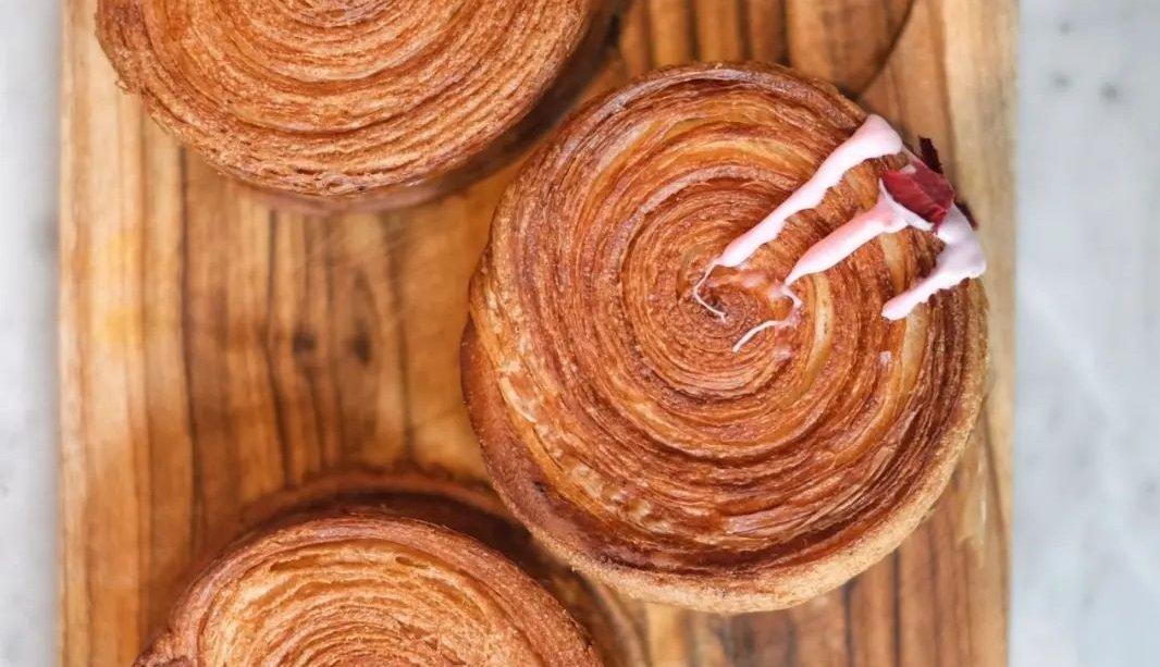 Cromboloni yang dicetuskan oleh Monsieur Spoon. Cromboloni sendiri merupakan pastry perpaduan dari croissant yang crunchy dan bomboloni dengan filling melimpah.