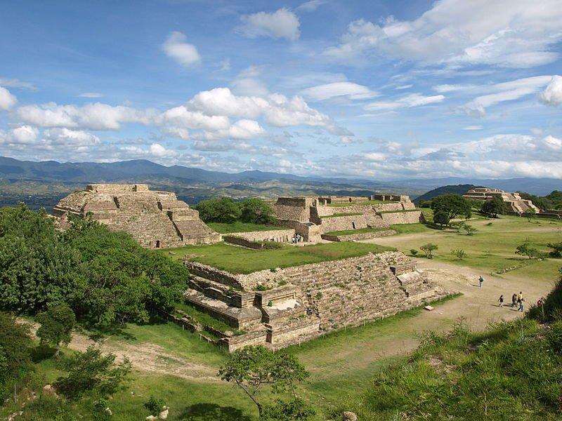 Monte Alban, satu piramida tertua di dunia yang ternyata masih bisa dikunjungi sekarang.