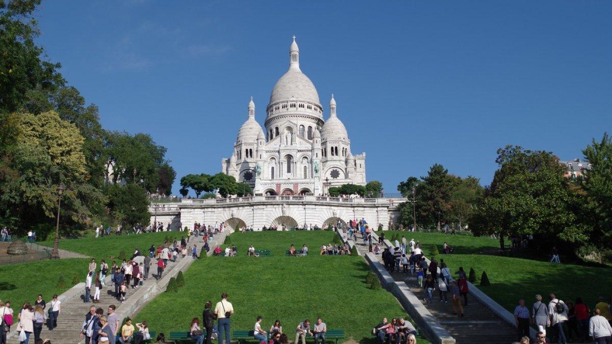 Montmartre, satu pusat oleh-oleh terbaik di Paris Prancis.