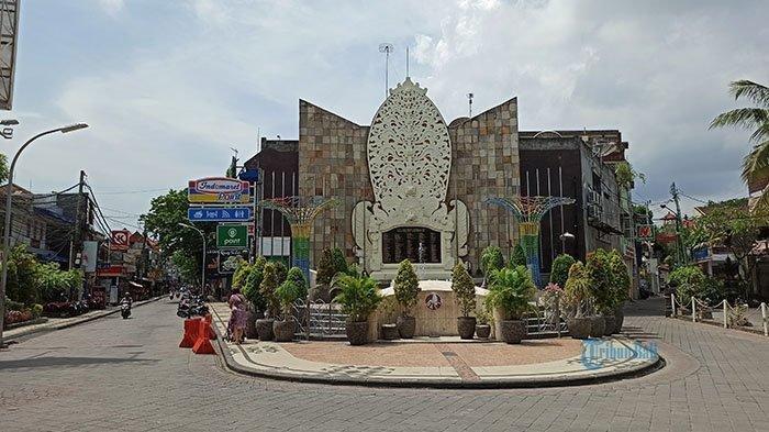 Suasana tampak lengang di kawasan jalan Legian dan Monumen Ground Zero atau Tugu Peringatan Bom Bali, Kuta, Sabtu, (21/3/2020). Hanya terlihat beberapa kendaraan melintas di kawasan tersebut.
