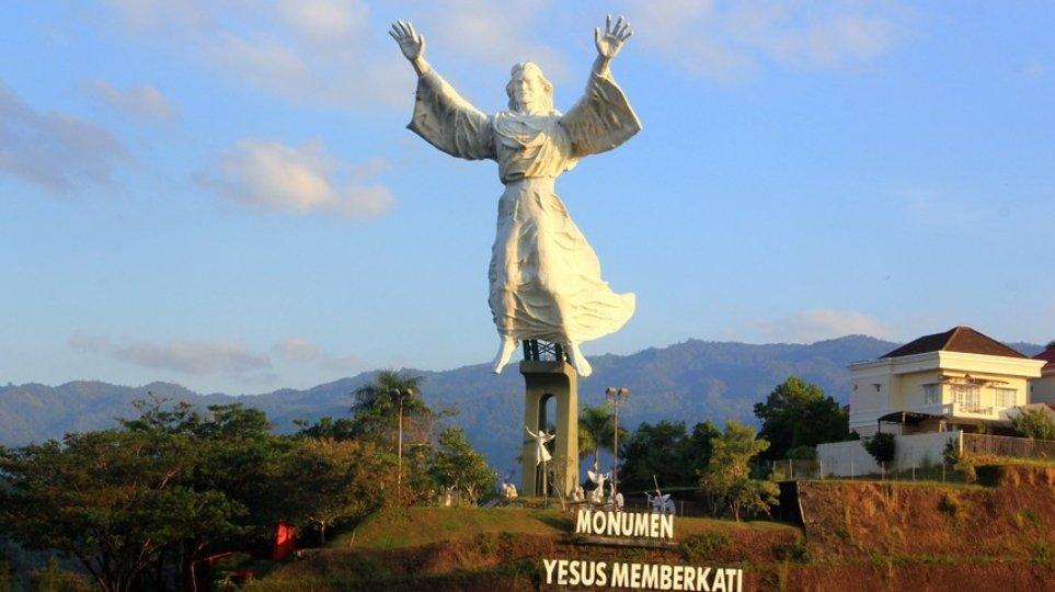 Monumen Yesus Memberkati, Manado, Sulawesi Utara.