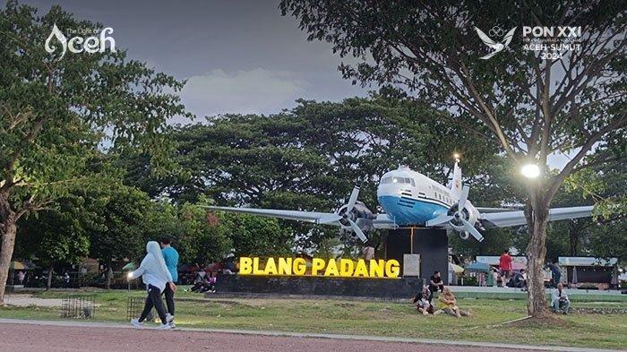 Monument Pesawat Seulawah RI 001, sebagai situs pesawat pertama yang dimiliki Indonesia saat awal-awal kemerdekaan berdiri di sudut Lapangan Blang Padang, Kota Banda Aceh, Aceh.