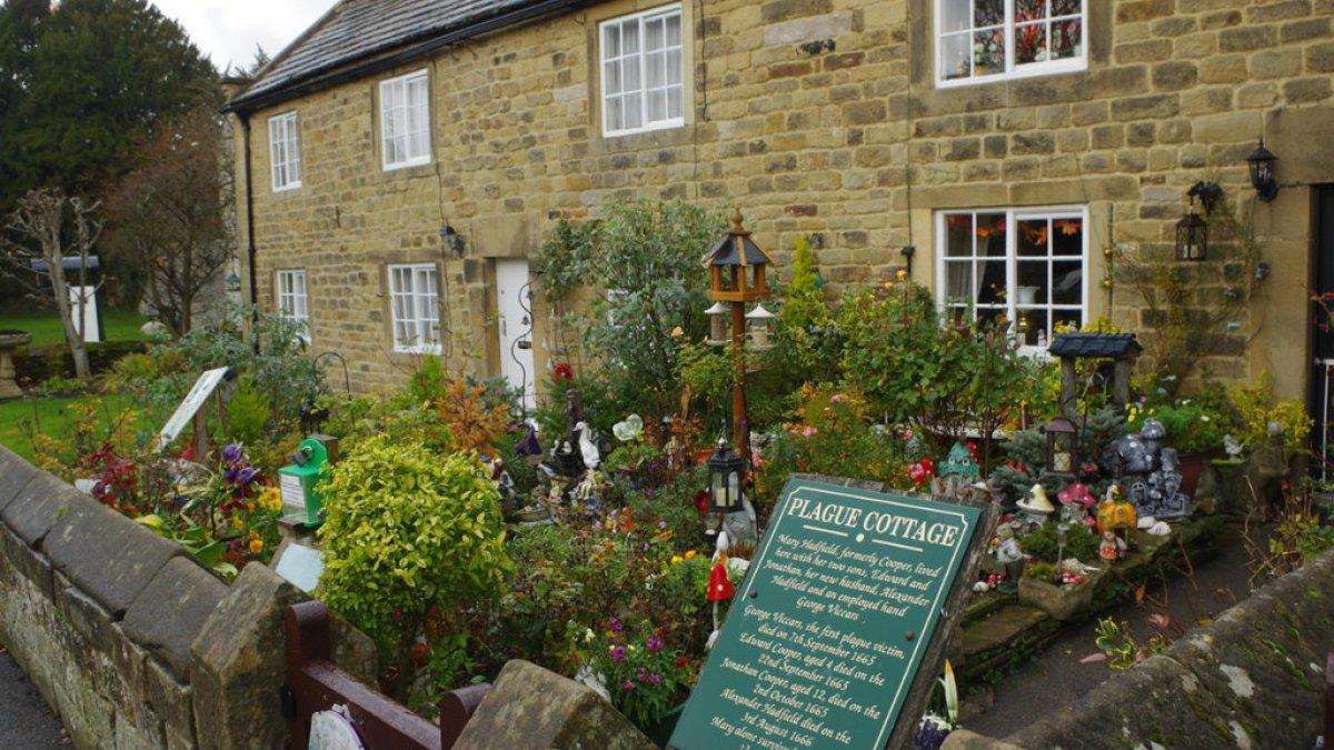 Mungkin hanya di Eyam yang pantas menyebut sebuah rumah sebagai 'pondok wabah'. Barisan ini dikenal sebagai pondok wabah karena di sinilah pada tahun 1665 George Viccars, seorang penjahit harian, menginap bersama seorang janda dan kedua putranya. Dia menerima kiriman kain dari London - tempat wabah pes sedang merajalela - dan dari sini dia tertular penyakit tersebut dan menjadi korban pertama di desa tersebut.