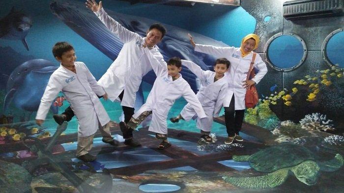 Pengunjung menikmati spot foto Museum Air “Water for Life”, di kawasan Waterboom Jogja.