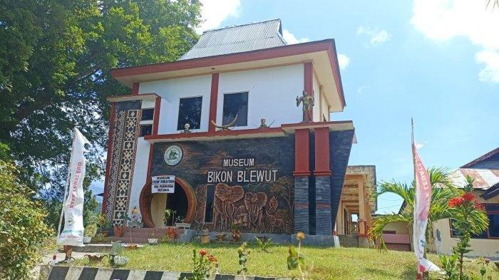 WISATA MUSEUM - Museum Blikon Blewut Berada di Desa Takaplager, Kecamatan Nita, Kabupaten Sikka. Jaraknya dari Kota Maumere sekitar, 9 KM, ditempuh selama 20 menit (gunakan kendaraan).