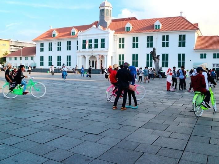 Dibangun pada abad ke-17 sebagai Balai Kota pada masa penjajahan VOC Belanda, Stadhuis kini berisi Museum Sejarah Jakarta, di mana Anda dapat mengamati artefak-artefak yang ditemukan ketika Jakarta masih bernama Sunda Kelapa.