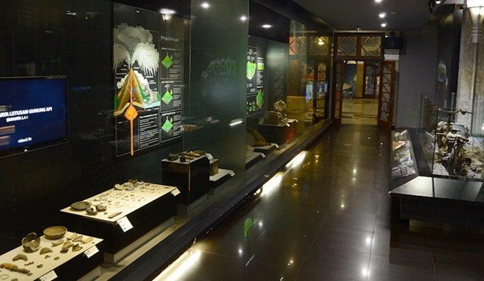 Koleksi yang ada di Museum Geologi Bandung.