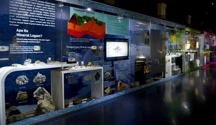WISATA BANDUNG - Pengunjung tengah melihat koleksi di Museum Geologi Bandung, Rabu (19/2/2025). Museum Geologi bisa menjadi tempat wisata edukatif pilihan untuk menikmati liburan dengan tarif terjangkau.