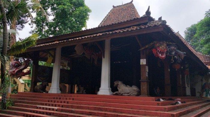Museum Layang-layang menjadi salah satu alternatif lokasi wisata bagi para wisatawan yang ingin berlibur sekaligus belajar. Museum Layang-layang berada di Jalan H Kamang, Pondok Labu, Cilandak, Jakarta Selatan, Sabtu (24/2/2024).