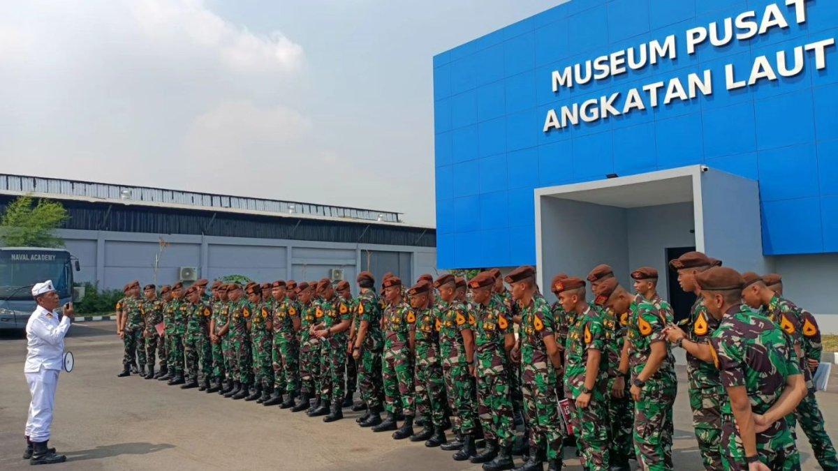 Museum Pusat TNI AL Jalesveva Jayamahe, satu tempat wisata baru di Surabaya Jawa Timur.