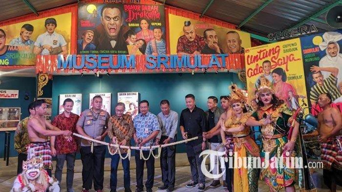 Pemotongan pita sebagai tanda diresmikannya Museum Srimulat di Jalan Mardian, Kecamatan Bumiaji, Kota Batu, Jawa Timur, Kamis (8/8/2024).