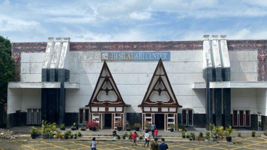 Pengunjung berada di Museum TB Silalahi Center.