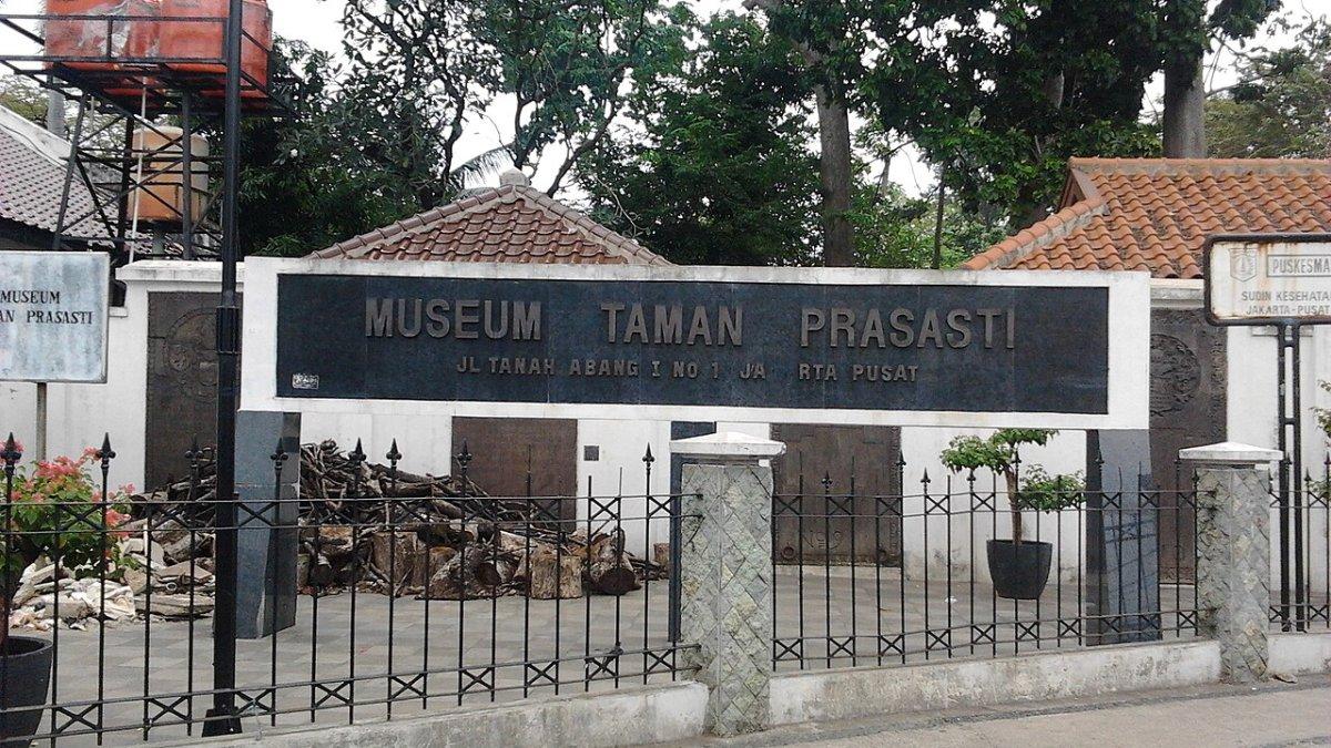Museum Taman Prasasti berlokasi di Jalan Tanah Abang I No 1, RT 11/RW 8, Petojo Selatan, Kecamatan Gambir, Jakarta Pusat, Jakarta.