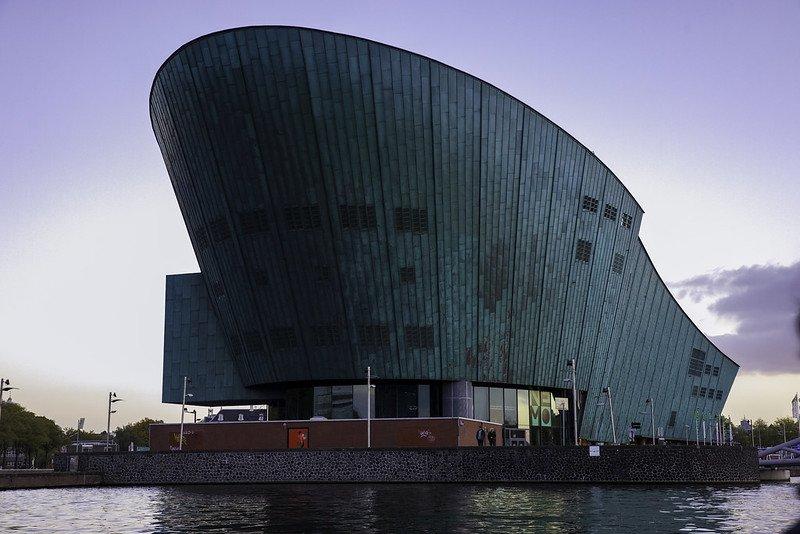 Museum sains NEMO, satu tempat wisata gratis di Amsterdam buat liburan yang hemat anggaran.