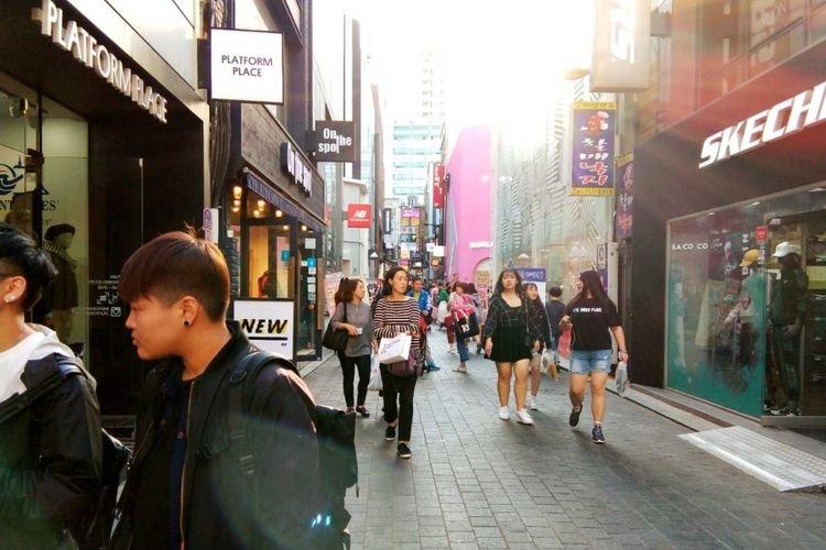 Salah satu gang di Myeongdong, Seoul, Korea Selatan. Kawasan ini populer sebagai destinasi wisata belanja.