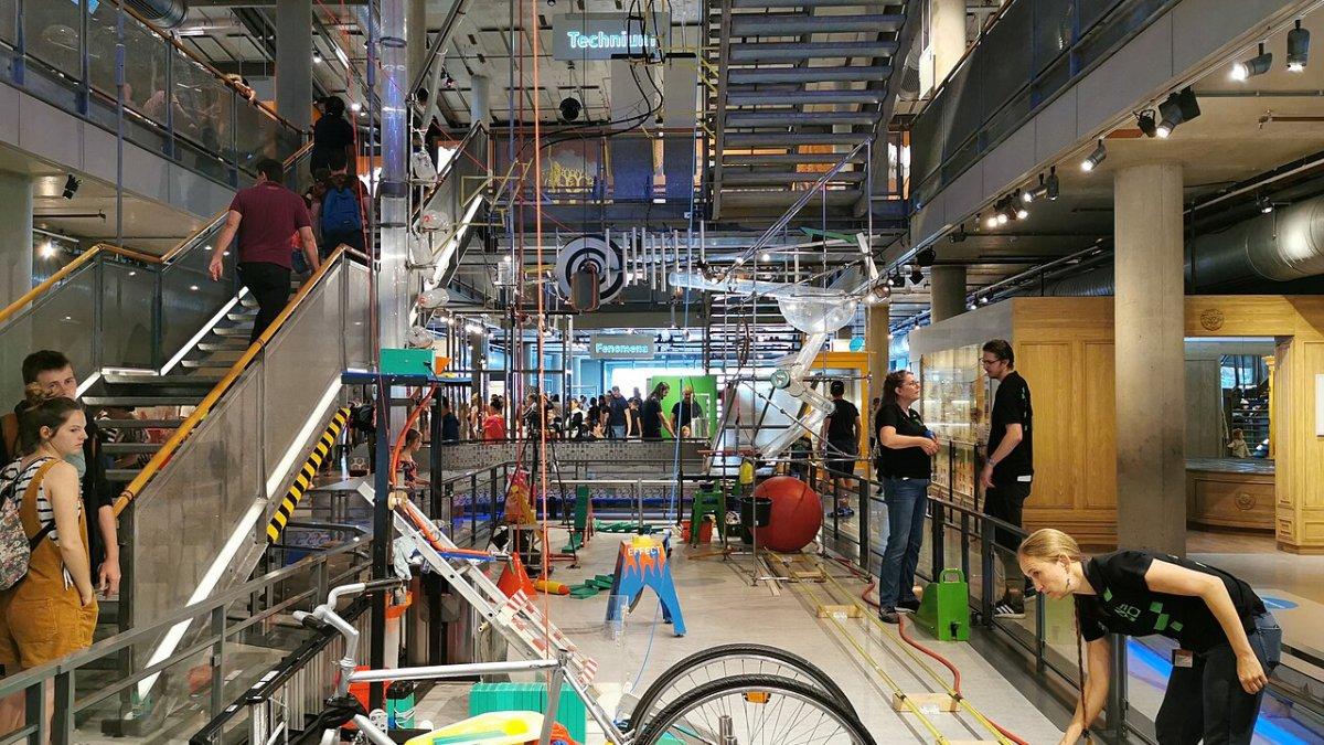 NEMO Science Museum, satu tempat wisata di Amsterdam Belanda yang gratis buat kamu kunjungi.