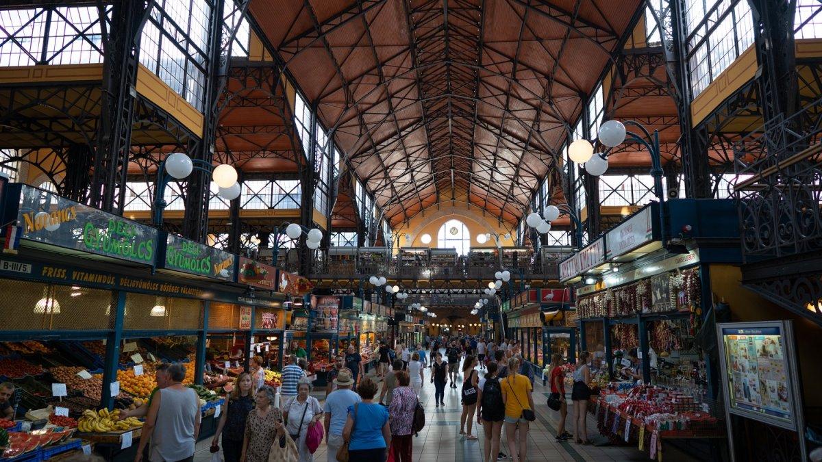 Nagycsarnok, satu tempat wisata di Budapest Hungaria yang gratis dikunjungi.