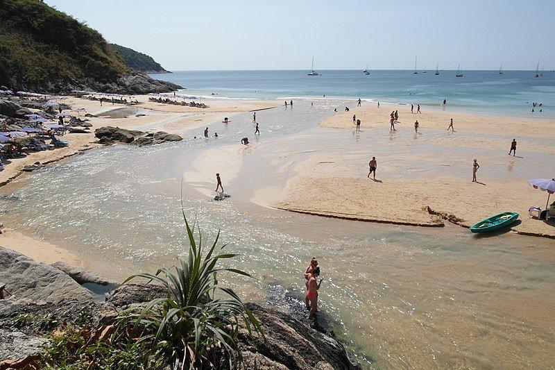 Nai Harn, satu pantai terbaik di Phuket Thailand.