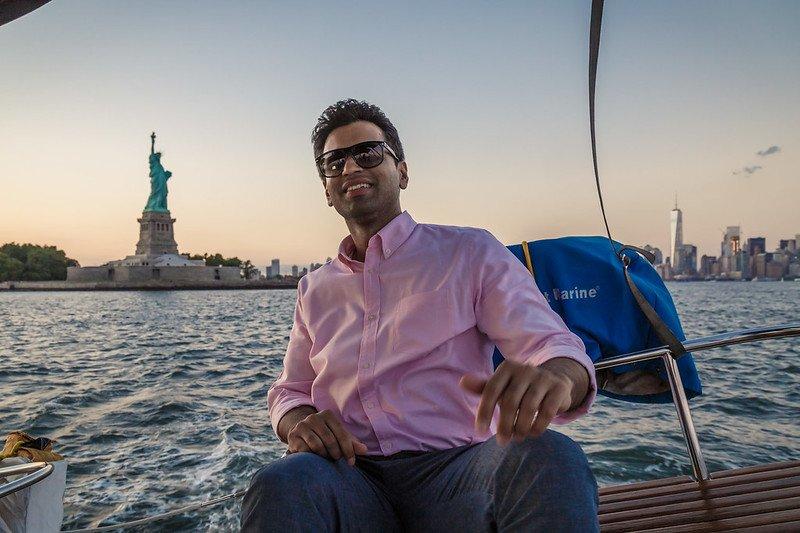 Naik Perahu Menuju Patung Liberty, satu jebakan turis di New York City.