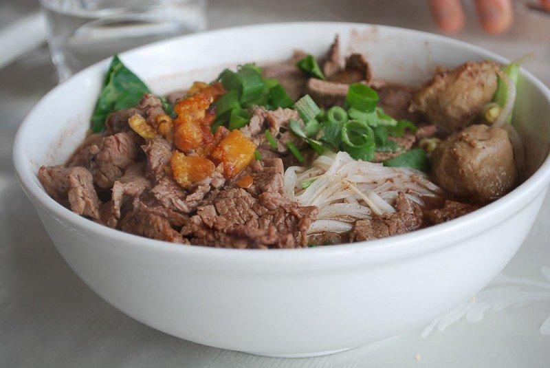 Nam Tok, satu makanan khas Isaan Thailand.