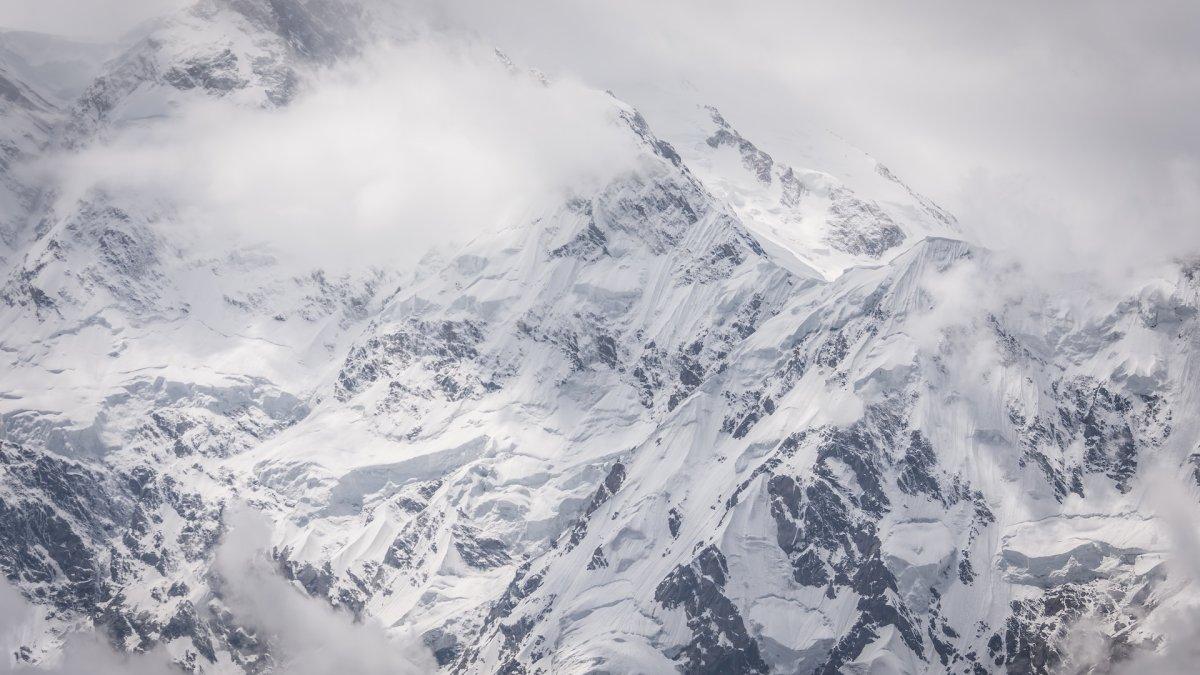 Nanga Parbat, satu gunung tertinggi di dunia.