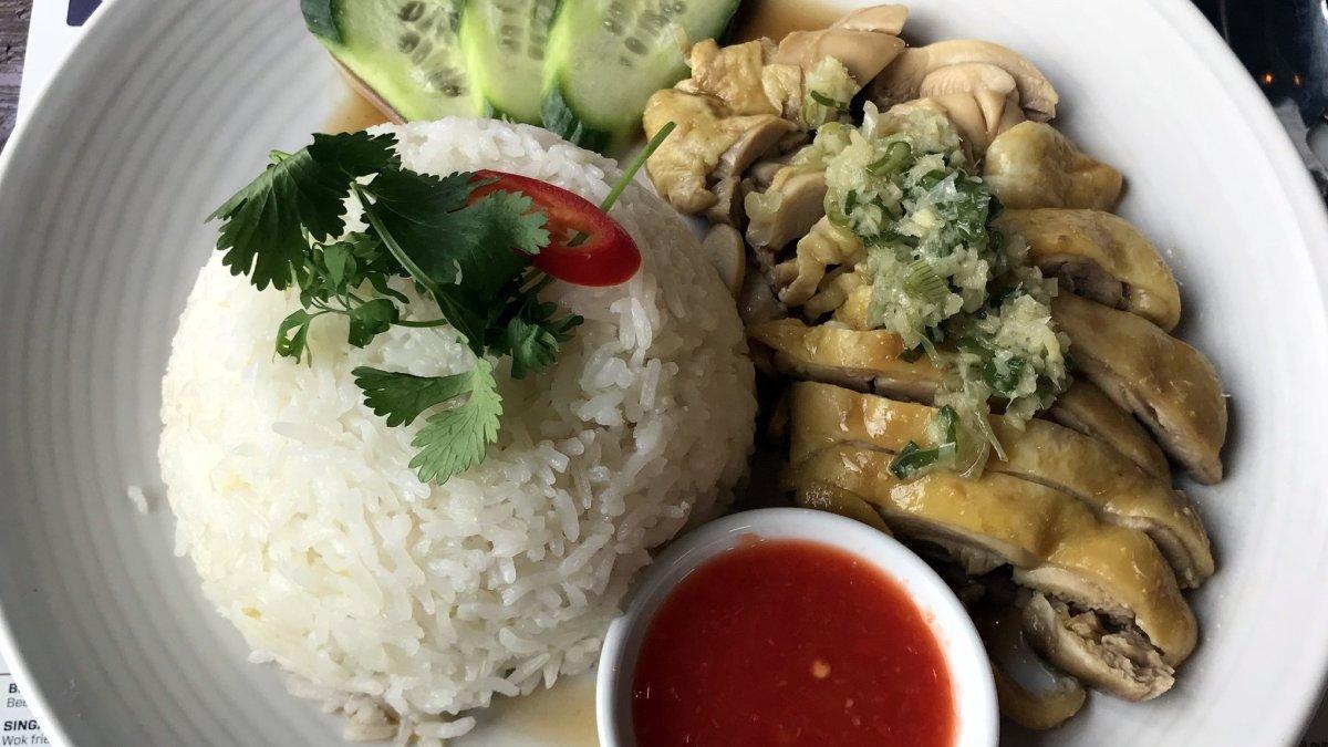 Nasi Ayam Hainan, satu makanan khas Singapura.