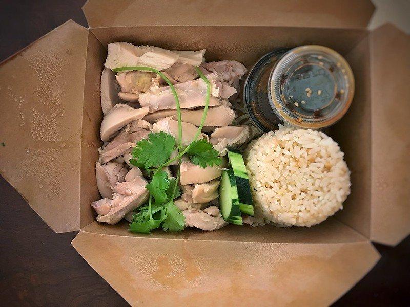 Nasi Hainan, satu makanan enak di Singapura.