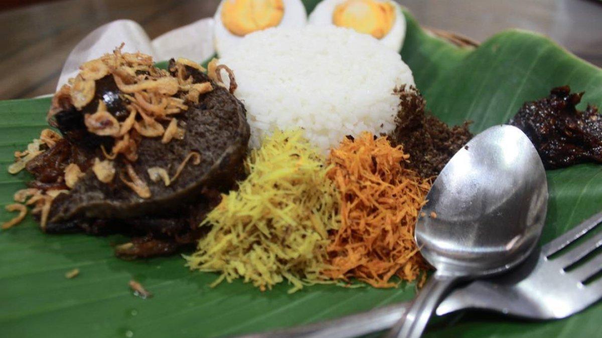 Nasi Krawu Bu Rika, satu tempat makan di Gresik, Jawa Timur