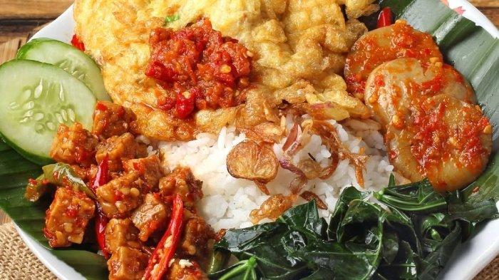 Nasi Uduk Ibu Jum, Kelapa Gading yang cocok untuk menu sarapan di Jakarta Utara.