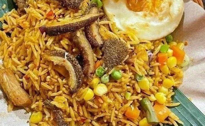 Nasi goreng briyani Warung Nasgor Rempah Mbah Soleh di Solo.