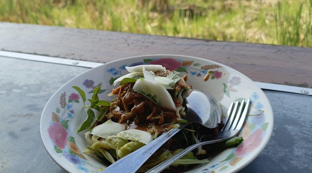 Nasi pecel merah di Pecel Menangan 2 Sukoharjo.