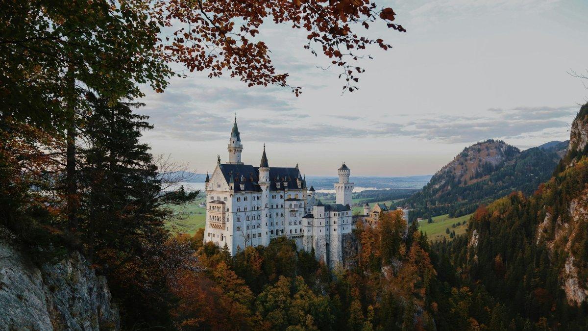 Neuschwanstein menawarkan pemandangan Alpen dan arsitektur dongeng yang memikat wisatawan dunia.