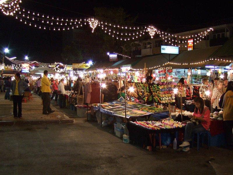 Night Bazaar, satu tempat wisata hits di Chiang Mai Thailand.