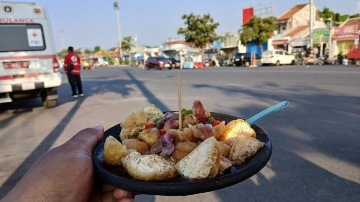 Nikmati tahu gejrot khas Cirebon langsung di Kota Tegal dengan cita rasa otentik yang bikin nagih.