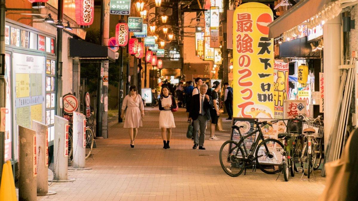 Niku Yokocho, satu tempat wisata di Shibuya Tokyo Jepang yang menarik saat dikunjungi malam hari.