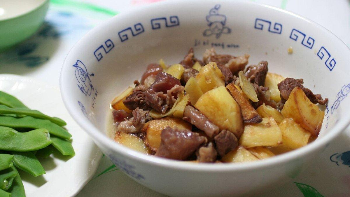 Nikujaga, satu makanan khas Jepang yang bisa kamu bikin sendiri di rumah.