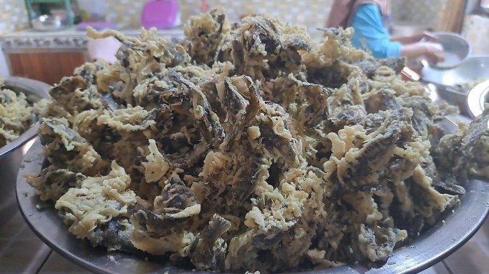 NILA CRISPY - Tampilan Nila Crispy Sarmila sesaat setelah digoreng dan ditampung diwadah besar untuk didinginkan, Kamis (6/2/2025). Nila Crispy Sarmila cukup banyak dikenal sebagai produk olahan nila khas Banyumas.