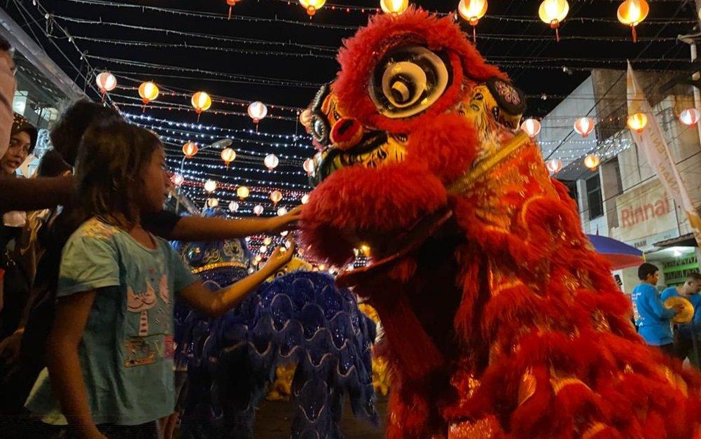 Pertunjukan barongsai di Festival Ketandan, kawasan Pasar Gede, Solo, Jawa Tengah, Sabtu (27/8/2022).