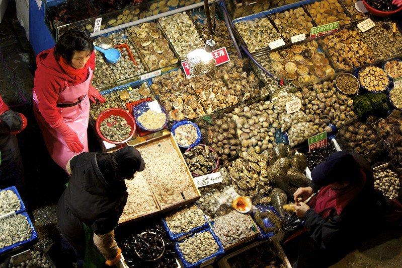Pasar Ikan Noryangjin, satu pasar tradisional di Seoul Korea Selatan buat berburu oleh-oleh.