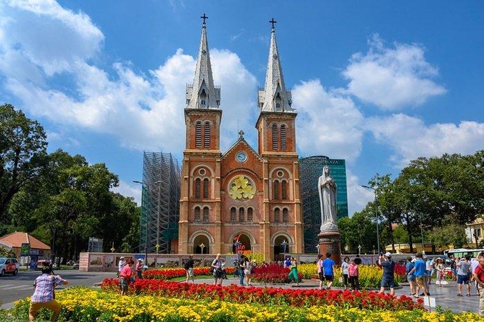 Saigon Notre-Dame Basilica, salah satu tempat wisata populer di Ho Chi Minh, Vietnam. Traveler yang ingin liburan ke Ho Chi Minh Vietnam, bisa menyimak itinerary 3 hari 2 malam dengan bujet Rp 6,5 jutaan berikut.