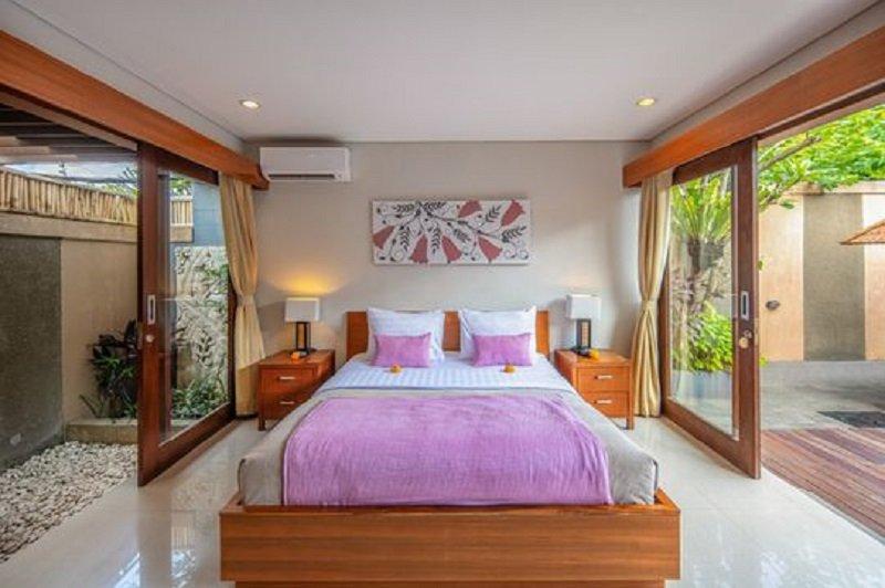 Nyanyi Sanctuary Villa by Ini Vie Hospitality, satu hotel bintang 4 di Tanah Lot Bali ini mendapat rating 8 dengan tarif inap mulai Rp 600 ribuan.