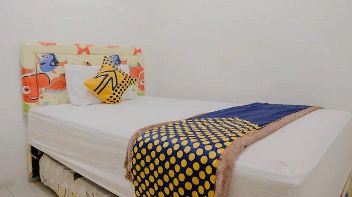 Kamar penginapan di hotel OYO 2417 Melati Residence, Blitar.