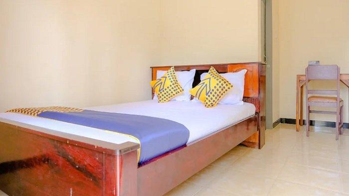 Kamar penginapan di hotel OYO 2826 Panderman Residence, Blitar.